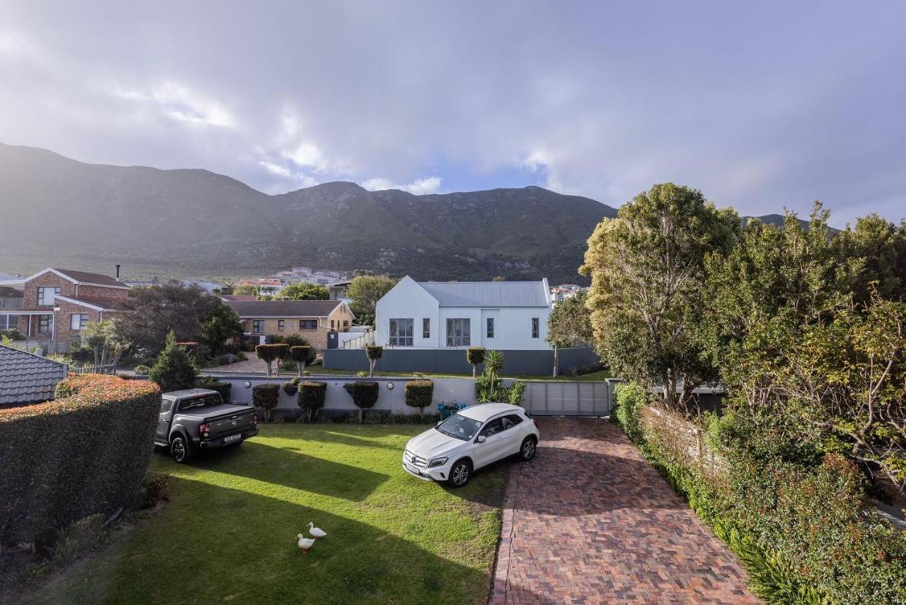 Bem Vindo Self Catering Guest House Hermanus Bagian luar foto